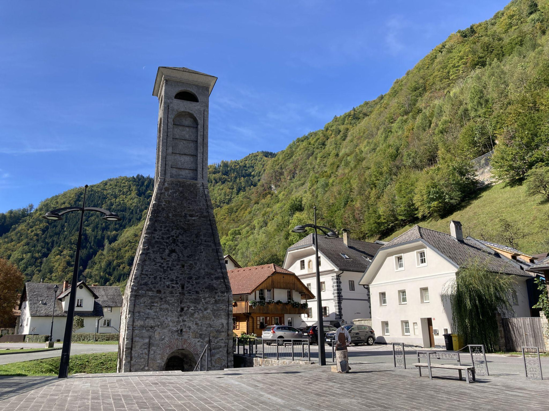 Stari kamniti plavž v Železnikih s pogledom na gozdnato planino