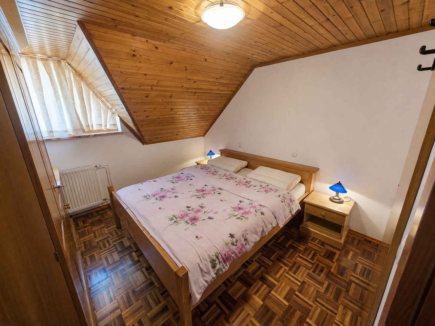 Spalnica 5 v leseni počitniški hiši — zakonska postelja