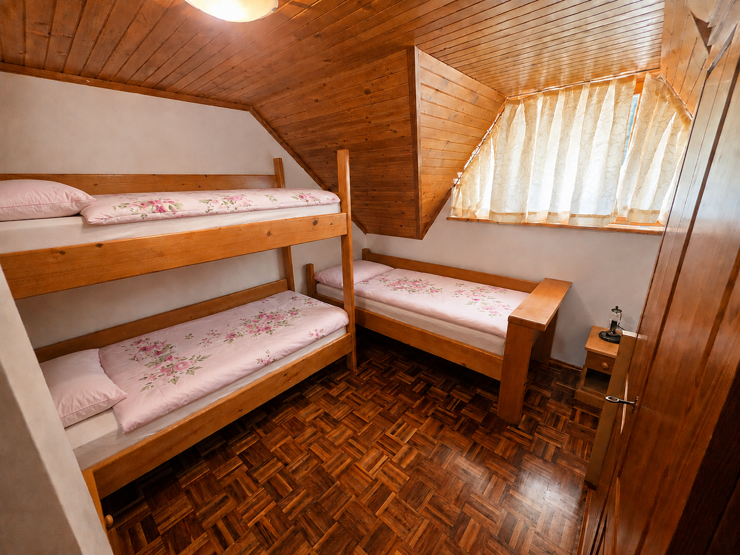 Spalnica 6 v leseni počitniški hiši — pograd in enojna postelja